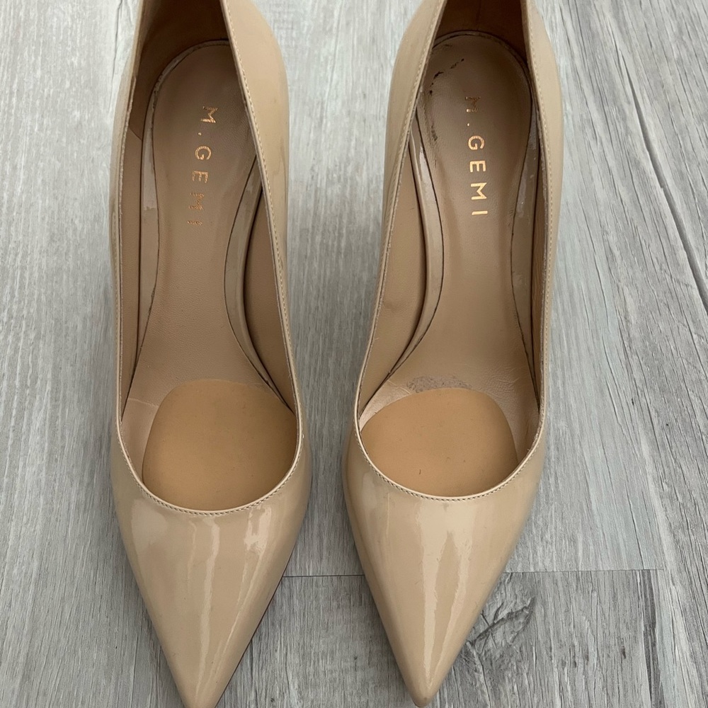 M. Gemi patent leather beige pumps
